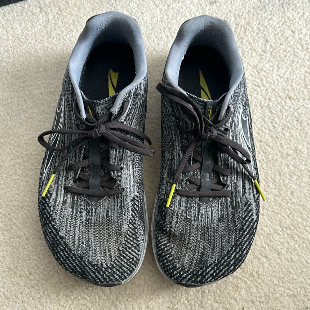 Altra Escalante. Mens 10. Black/Grey. USED.